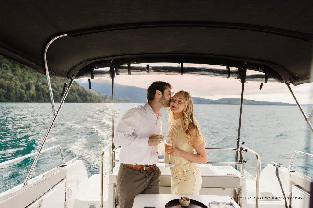 Paar bei einer romantischen Verlobung während einer privaten Bootstour in Luzern