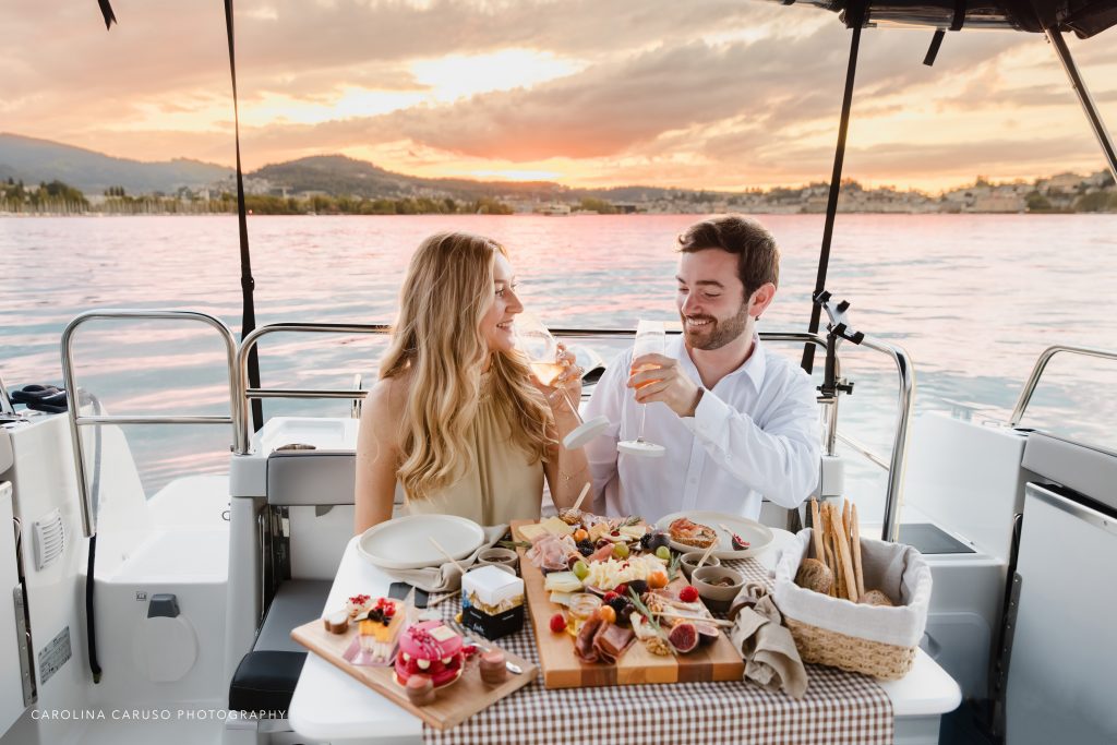 Romantisches Paar bei einer Verlobungsfeier auf einem privaten Boot auf dem Lake Lucerne