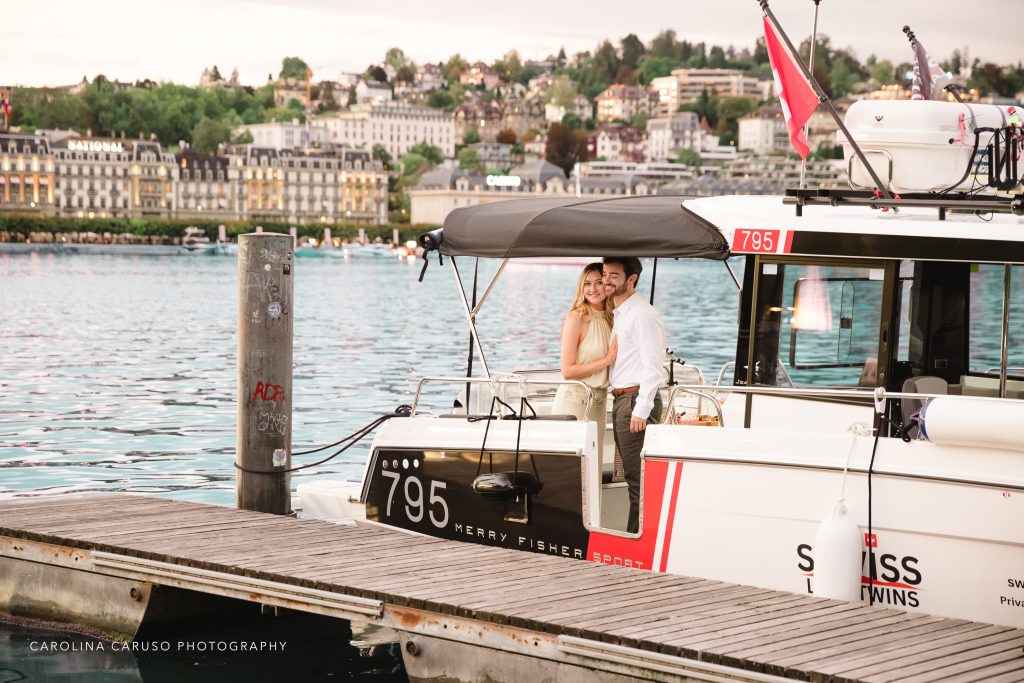 Verlobtes Paar auf einem privaten Boot am Vierwaldstättersee in Luzer